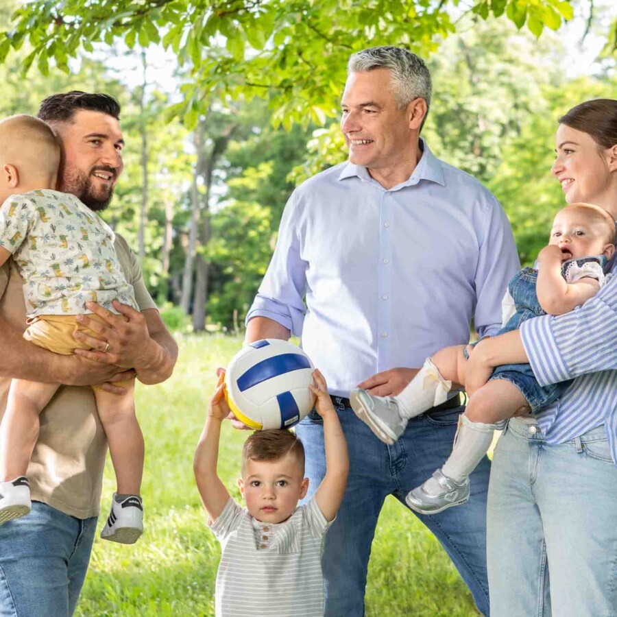 Familie im Park lächelt zusammen glücklich Kampagne Bundeskanzler Karl Nehammer ÖVP, Barbara Nidetzky, Fotografin;
