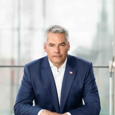 "Porträt eines Mannes im Anzug in modernem Büro; Kampagne Bundeskanzler Karl Nehammer ÖVP, Barbara Nidetzky, Fotografin"