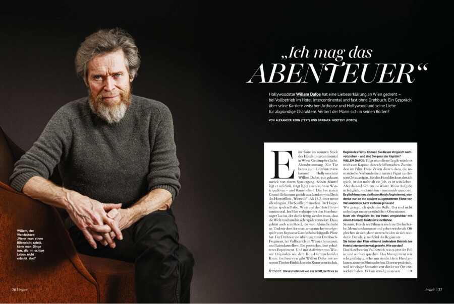Willam Dafoe im Interview auf schwarzem Hintergrund Barbara Nidetzky Fotografin Fotoshooting Business Reportage