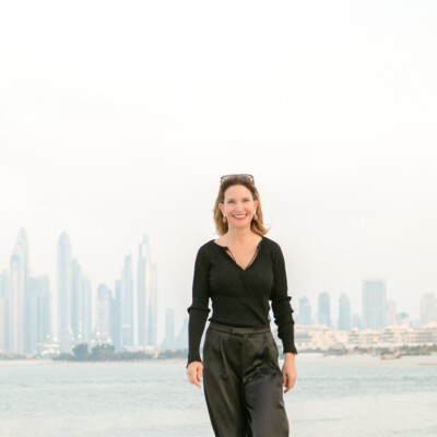 Eine Frau spaziert am Strand entlang Barbara Nidetzky Fotografin Fotoshooting Business Werbung