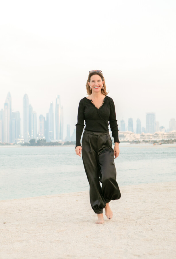 Eine Frau spaziert am Strand entlang Barbara Nidetzky Fotografin Fotoshooting Business Werbung