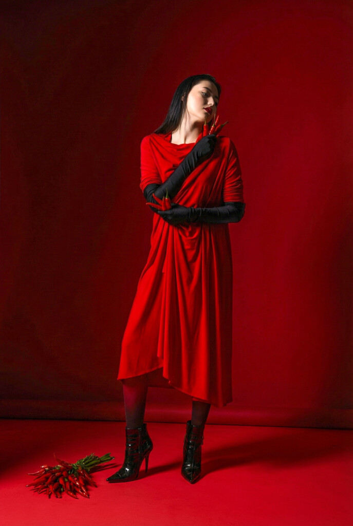 Frau in rotem Kleid vor rotem Hintergrund, Barbara Nidetzky, Fotografin, Fotoshooting, Business, Werbung
