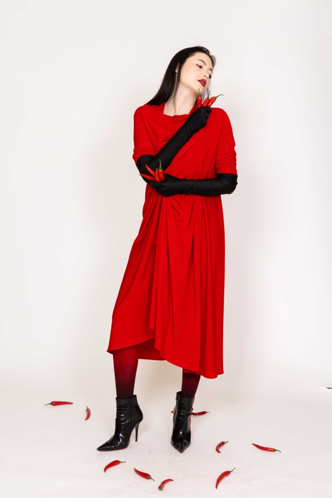 Modefotografie mit rotem Kleid und Stiefeln Barbara Nidetzky, Fotografin, Fotoshooting, Business, Werbung