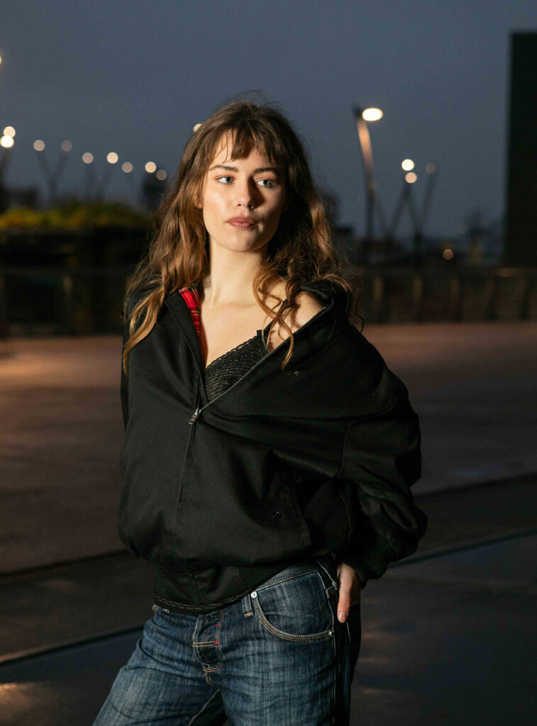 Junge Frau bei Nacht auf urbaner Straße Barbara Nidetzky Fotografin Fotoshooting Business Werbung