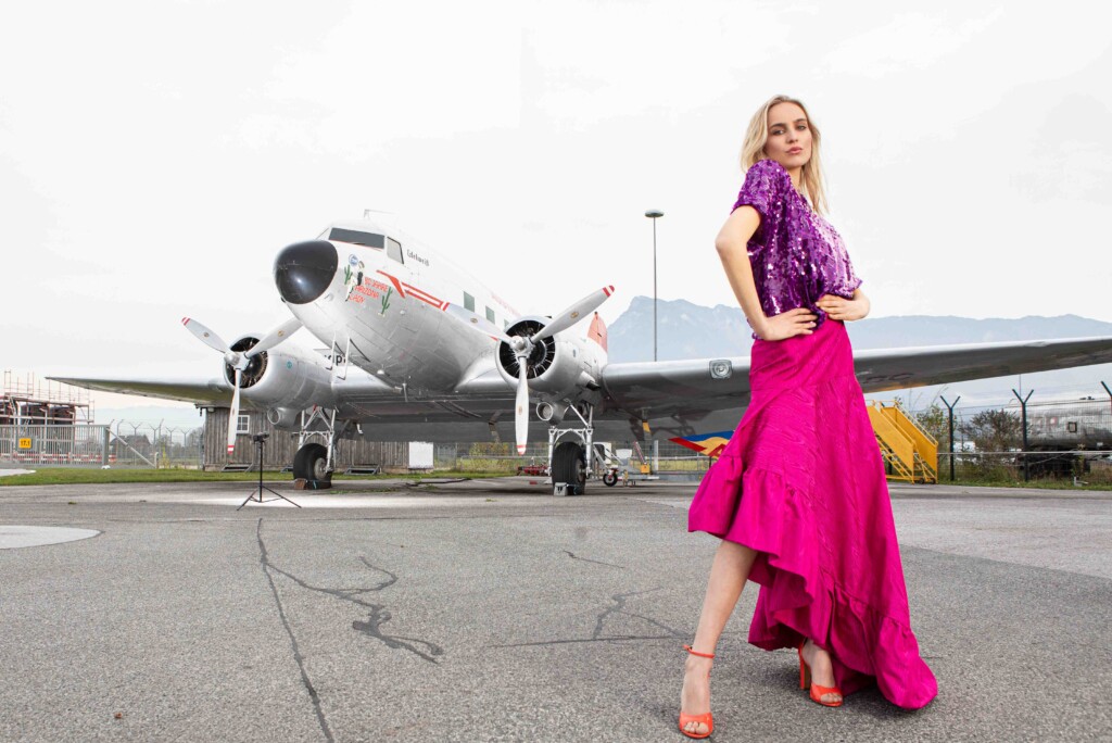 Profifotoshooting am Flughafen mit Flugzeug im Hintergrund Barbara Nidetzky Fotografin Fotoshooting Business Werbung